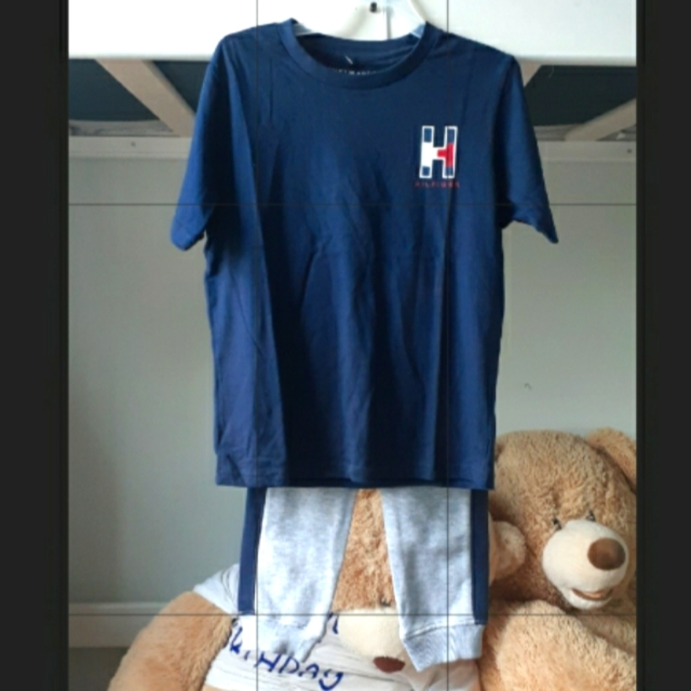 2pc Tommy Hilfiger navy blue t-shirt and grey sweatpants for boys/ Size: 7/ 8-10